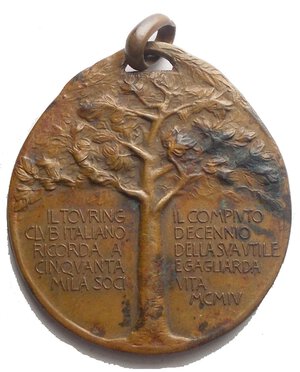 reverse: Touring Club Italiano medaglia del 1904 Al D. una testa maschile a destra; al bordo dx, la scritta MENTE, mentre sul lato sin. è presente in piccolo un distintivo rotondo del TCI. Al rovescio, un albero; ai suoi due lati la scritta: Il TCI ricorda a cinquantamila soci- il compiuto decennio della sua utile e gagliarda vita- MCMIV. Ae  g 9,09. mm 25,7 x 28,4 