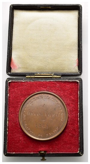 reverse: Medaglie Italiane – Regno d’Italia – Vittorio Emanuele II (1849-1878) – Sacile – Friuli – Molto Rara (RR). Medaglia d’Onore non portativa, del tipo premiale, emessa per conto del Ministero dell’Agricoltura, Industria e Commercio. D/ stemma sabaudo coronato legenda MEDAGLIA D’ONORE MINISTERO D’AGRICOLTURA INDUS E COMMERCIO R/ Spazio dedicatorio legenda incisa ESPOS DI SACILE PER UN ARIETE DI RAZZA INDIGENA MIGL.A A GALVANI VALEN.O 1868.  Medaglia in Bronzo (AE) (ø 36mm, gr.). Conservazione SPL. Variante per il metallo (è conosciuta in argento ed oro). Con astuccio d’epoca ben conservato