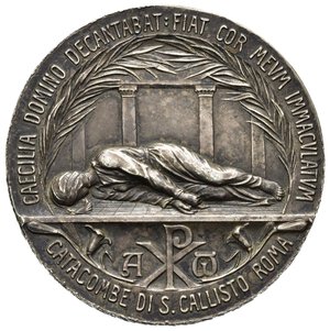 reverse: Medaglie Papali – Pio XI (1922-1929) – Santa Cecilia – Musica Sacra. Medaglia non portativa emessa a ricordo di Santa Cecilia. D/ legenda PIVS XI PONT MAX in basso DEPOSE HK, busto benedicente verso s. con triregno e piviale. R/ legenda CAECILIA DOMINO DECANTABAT FIAT COR MEVM IMMACVLATVM tra rami di palma Santa Cecilia coricata verso s. in un interno con due colonne ioniche sullo sfondo in esergo PX tra alfa A e omega W. Opus Kissing Heinrich. Medaglia in Bronzo argentato (AE) (ø 39.9mm, 26.2gr.). Conservazione SPL. Riferimenti CM 330.