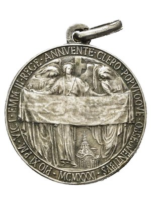 reverse: Medaglie Papali – Pio XI (1922-1939) – Sacra Sindone - Non Comune. Medaglia straordinaria emessa il 3 maggio 1931 a ricordo dell’ostensione della S. Sindone. D/ legenda HVMBERTI ET MARIAE PRINC NVPTIIS RECOLENDIS SS SINDON PROPONITVR, busti affiancati a s. da Umberto I e Maria Josè a d. STAB. SACCHINI MILANO sotto ED. RVBINO. R/ legenda PIO XI P M VICT EMM III REGE ANNVENT CLERO POPVLOQVE OBSESVENTIBVS MCMXXXI, tre angeli sorreggono la S. Sindone sotto il Duomo di Torino. Opus Edoardo Rubino. Medaglia in Argento 800% (AG) (ø 22mm, 5.5gr.). Conservazione BB. Riferimenti Casolari IX-177 (per la tipologia – variante non censita). Non Comune (NC)