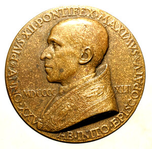 obverse: ROMA. Pio XII (1939-1958) Medaglia straordinaria 1942 (Opus: Aurelio Mistruzzi) (mm. 36,3) per il XXV anniversario della consacrazione episcopale. Busto a ds. con zucchetto e piviale. R/ Benedetto XV consacra vescovo Eugenio Pacelli. Cusumano Modesti 29.      AE    SPL