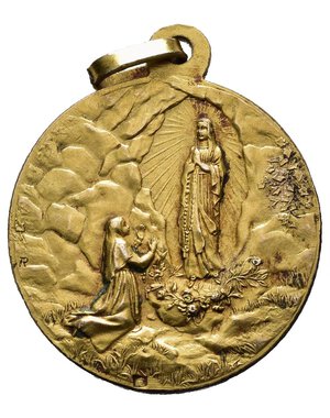 obverse: Medaglie Religiose – Beata Vergine Maria – Lourdes. Medaglia portativa con appiccagnolo ed anello, emessa a ricordo dell’apparizione della Vergine Maria a Lourdes (Francia). Al dritto testa velata della B.V. Maria verso d. in basso a d. C.C. ARL, a s. AP in nesso., sull’appiccagnolo incisione FRANCE e punzone con M corsiva. Al rovescio scena dell Apparizione della B.V. Maria nella grotta di Lourdes, al bordo sinistro R incisa. Medaglia in Bronzo dorato (AE) (ø 29.8mm, 11.4gr.). Conservazione SPL. Produzione francese