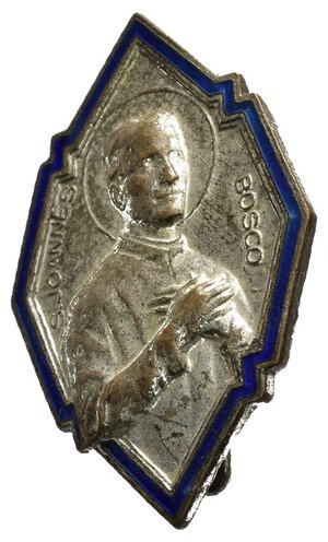 obverse: Medaglie Religiose – Don Bosco. Spilla emessa a ricordo di Don Bosco. D/ figura di Don Bosco verso d. legenda S. JOANNES BOSCO. R/ legenda SOCIETA EDITRICE NAZIONALE TORINO LORIOLI CASTELLI. Coniata in bronzo argentato (30x20mm, 4,7g.) e smalti blu.  Conservazione BB/SPL.