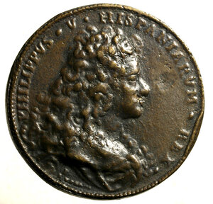 obverse: Medaglie Italiane. NAPOLI. Filippo V di Spagna (1700-1707) Medaglia 1701 per la pacificazione delle Due Sicilie dopo la congiura del Principe di Macchia, soffocata a Napoli nel sangue, e dopo il fallito tentativo di sollevare la Sicilia ordito dal prete Gennaro Antonio Cappellani. Fusione postuma (48,10 g - 46,6 mm) (opus: F. De Saint-Urbain) Busto a ds. R/ Nettuno con tridente su conchiglia placa il mare tempestoso che circonda i reami di Napoli e Sicilia, delineati nelle loro coste, e fa ritornare il sole. Siciliano 68.    AE  RARO    BB  