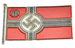 obverse: Medaglie Estere – Germania – Terzo Reich – Bandiera da guerra del Reich. Distintivo WHW della serie Bandiere e striscioni (Fahnen und Standarten) distribuito come parte di una collezione in tutto il Reich il 16-17 marzo 1940 per la Giornata delle Forze Armate (Giorno della Wehrmacht) di NSKOV, DRK, NSRKB e RTB, plastica. I Distintivi prodotti in bachelite raffigurano le varie specialità. Sul retro portano il numero del produttore, in questo caso SU12 ed il nominativo del reparto REICHSKRIEGSFLAGGE. Le varie armi ed unità specializzate si distinguono per un loro colore preciso ed hanno forma rettangolare mentre le specialità dell aeronautica tedesca hanno i vessilli di forma quadrata, la Marina ha la classica Bandiera da Guerra. Sul retro è presente la loro spilla d epoca per l indosso su abiti civili, perfettamente funzionante. Dimensioni (35x35mm). Condizioni FDC. Dipinte a mano.