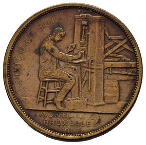 obverse: Gettoni Esteri – Belgio – Regno – Zecca di Bruxelles – Esposizione Universale 1910 – Raro (R). Gettone distribuito (venduto) all Esposizione Universale di BRUXELLES del 1910.   D/ un coniatore medievale e il suo assistente, che trasportano una scatola di monete. Legenda JADIS. R/ AUJOURD’HUI / MONNAIE DE BRUXELLES 1910 Una moderna coniatore davanti a una pressa industriale. Coniata in rame rosso (CU) (ø 30.1mm, 11.3g.). Riferimenti Rossel II, 30. Opus Alphonse Michaux. Conservazione BB/SPL.