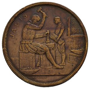 reverse: Gettoni Esteri – Belgio – Regno – Zecca di Bruxelles – Esposizione Universale 1910 – Raro (R). Gettone distribuito (venduto) all Esposizione Universale di BRUXELLES del 1910.   D/ un coniatore medievale e il suo assistente, che trasportano una scatola di monete. Legenda JADIS. R/ AUJOURD’HUI / MONNAIE DE BRUXELLES 1910 Una moderna coniatore davanti a una pressa industriale. Coniata in rame rosso (CU) (ø 30.1mm, 11.3g.). Riferimenti Rossel II, 30. Opus Alphonse Michaux. Conservazione BB/SPL.