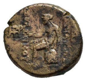 reverse: SELEUCIDI. Seleuco II ( 246-225 a.C.). Sardi. Bronzo. AE (4,12g). D/ testa di Eracle a destra con leontè; R/ ΒΑΣΙΛΕΩΣ ΣΕΛΕΥΚΟΥ, Apollo seduto su omphalos, regge arco e frecce. HGC 9, 344. BB. nr.reg.593/24