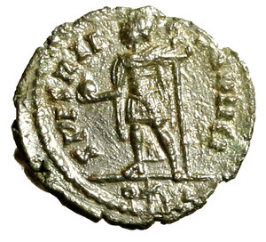 reverse: COSTANZO II (337-361) Follis ridotto per zecca incerta (355-361) (18 mm, g. 1.66) Busto diad. a ds. R/ Costanzo II, elmato e in abiti militari, stante a sn. con globo e scettro.   AE    raro    SPL    