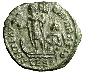 reverse: COSTANTE (337-350) Follis ridotto per Tessalonica (19 mm, g. 2,29) Busto diad. a ds. R/ Costante in abiti militari con globo sormontato da una fenice e con un labaro, su galea guidata da una vittoria alata. RIC 109   AE    raro    SPL