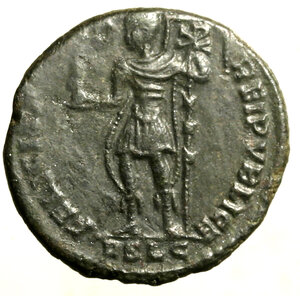 reverse: MAGNENZIO (350) Follis ridotto per Lugdunum. Busto diad. a ds. R/ L imperatore stante a sn. con un labaro e una vittoria alata. RIC 109.   AE  (g. 5.25)   RARO    qSPL