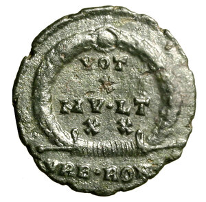 reverse: GIULIANO il Filosofo (362-363)  Follis ridotto per Roma. Busto elmato a sn. con lancia e scudo R/ VOT/ X/ MVLT/ XX in corona d alloro. RIC 329  AE    (g. 2,14)   Raro  patina verde  SPL