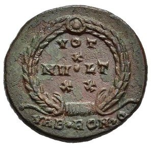 reverse: GIULIANO II (361-363). Roma. AE2. AE (3,26 g). D/ D N FL CL IVLIANVS P F AVG, busto elmato e corazzato a sinistra, regge uno scudo e punta una lancia; R/ VOT X MVLT XX in corona d alloro, in esergo VRB.ROM.Q. RIC VIII 329. mBB. nr.reg.601/24