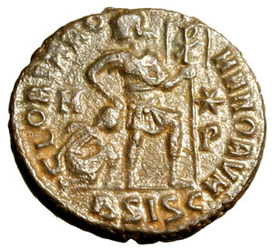 reverse: VALENTINIANO I (364-375) Follis ridotto per Siscia(17mm, g. 2.54) Busto diad. a ds. R/ L imperatore in abiti militari e con un labaro, trascina un prigioniero verso ds.; nel campo, M - stella / P. RIC IX, 14a.xvi.     AE    +BB