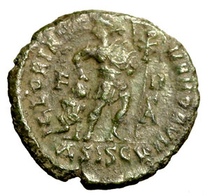 reverse: GRAZIANO (367-383) Follis ridotto per Siscia. (g. 2,48) D N GRATIANVS P F AVG. Busto diad., drapp. e corazz. a ds. R/ GLORIA ROMANORVM, L imperatore in abiti militari e con un labaro, trascina un prigioniero verso ds.; nel campo, F - A / monogramma. RIC 14c.xxxiii.   AE   +BB