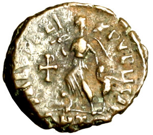 reverse: ARCADIO (383-408) Nummo per Costantinopoli (388-392) Busto diad. a ds. R/ SALVS REI PVBLICAE, Vittoria alata trascina un prigioniero verso sn.; nel mapo, Chrismon. RIC 86 (g. 1,52)   AE   RARO   SPL 