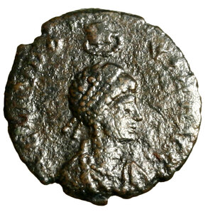 obverse: EUDOXIA (moglie di Arcadio) Follis ridotto per zecca incerta (mm. 17, g. 2.05) AEL EVDO - XIA AVG Busto diad. a ds. coronato dalla Manus Dei. R/ SALVS REI - PVBLICAE Vittoria seduta a ds. traccia un Chi-Rho su uno scudo sostenuto da una colonna.     AE    raro  qBB