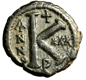 reverse: GIUSTINIANO I (527-565) 20 nummi per Antiochia. Busto diad. di fronte con globo crucigero; nel campo, croce R/ Grande K tra ANNO XXX; sopra, croce, sotto P. Dumb. -; Sear - (g. 9,76)    AE    +BB