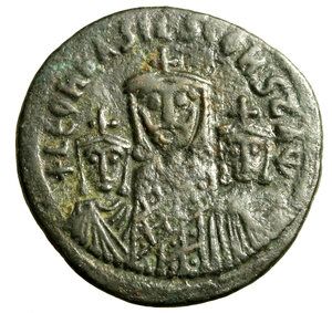 obverse: BASILIO I (870-879) Follis per Costantinopoli. Busto frontale diad. di Basilio con loros e corona affiancato ai lati dalle figure di Leone e Costantino più piccoli, imberbi, ognuno con chlamys e coroa R/ Scritta in cinque linee. Sear 1712, Dumb. 10a.  (g. )   AE    RARO    +BB