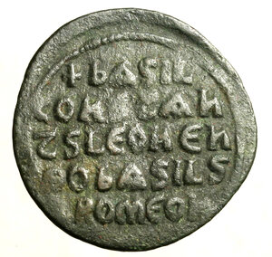 reverse: BASILIO I (870-879) Follis per Costantinopoli. Busto frontale diad. di Basilio con loros e corona affiancato ai lati dalle figure di Leone e Costantino più piccoli, imberbi, ognuno con chlamys e coroa R/ Scritta in cinque linee. Sear 1712, Dumb. 10a.  (g. )   AE    RARO    +BB