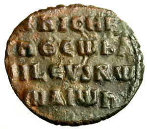 reverse: ROMANO I Lakapenos (920-944) 40 nummi per Costantinopoli. Busto frontale diad. con globo crucigero e scettro R/ Scritta su 4 righe. Dumb. 25b     (g. 5,04)  RARO   AE    BB