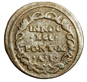 reverse: GUBBIO. Innocenzo XII (1691-1700)Quattrino A/ I. Stemma tra rami R/ INNOC/ XII PONT M/ A I in cartella. CNI 1; Munt. 168.     (g. 2,90)   CU   raro   +BB