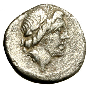 obverse: ANONIME. (81 a. C) Quinario. Testa laur. di Apollo a ds. R/ Vittoria incorona un trofeo; al centro, lettera D. in esergo, ROMA. Syd. 609a; Cr. 373/1b. (g. 1,68)    AR