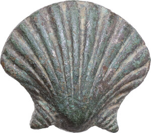 obverse: COCKLE SHELL BRONZE APPLIQUE Greek World, c. 4th - 2nd century BC. Bronze applique in the shape of a cockle shell with very well rendered details and a hook on back. Dimensions: 21 x 18.5 mm. Weight: 5.82 g