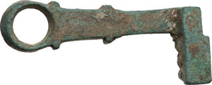 obverse: HUGE ROMAN KEY Roman period, c. 1st - 4th century AD. Large Roman bronze key, with a thick quadrangular section body, with reinforcements in the middle part and at the attachment of the ring. Lenght: 85 mm