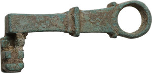 reverse: HUGE ROMAN KEY Roman period, c. 1st - 4th century AD. Large Roman bronze key, with a thick quadrangular section body, with reinforcements in the middle part and at the attachment of the ring. Lenght: 85 mm