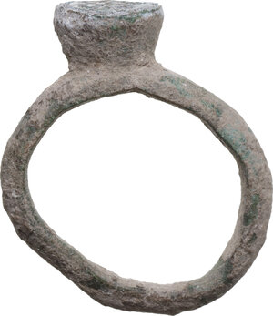 obverse: LATE ROMAN RING Roman World, c. 4th - 3rd century Bronze ring with small round engraved bezel Bezel dimensions: 10 mm Size: 14,82 g