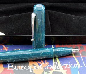 reverse: DELTA Europa Collection -Penna a Sfera- Corpo in resina verde con finiture argentate.  Oggetto nuovo venduto in scatola originale e libretto d istruzioni (copriscatola originale ma non corrispondente). n.d.