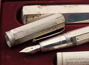 reverse: MONTEGRAPPA.  Edizione commemorativa per 80° Anniversario della fonazione dell’azienda, prodotta nel 1992 -Penna Stilografica- Edizione limitata 1912 esemplari. Corpo e cappuccio in argento massiccio 925. Ricarica a cartuccia/converter. Pennino in oro bianco 18kt. Penna nuova, mai inchiostrata né provata, venduta con tutto il suo corredo completo compreso porta penne rigido e certificato di garanzia.. n.d.