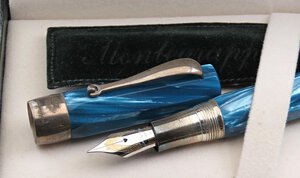 reverse: MONTEGRAPPA Lotto di 2 penne -Penna Stilografica e Penna a Sfera- Corpi in celluloide azzurra con finiture in argento. Stilografica con ricarica a cartuccia/converter. Pennino F in oro bianco 18kt. Le penne sono nuove, mai provate né inchiostrate con evidenti segni di ossido sul corpo.. n.d.