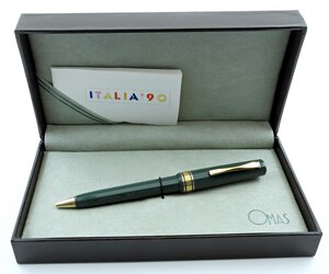 obverse: OMAS. Italia ’90 -Penna a Sfera- Corpo in resina verde con finiture dorate. Penna nuova venduta in scatola originale e libretto d’istruzioni.. n.d.