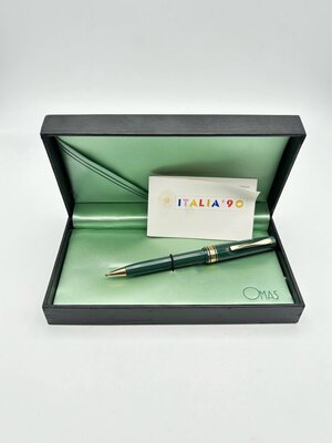 obverse: OMAS. Italia ’90 -Penna a Sfera- Corpo in resina verde con finiture dorate. Penna nuova venduta in scatola originale e libretto d’istruzioni.. n.d.