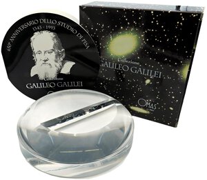 obverse: OMAS Galileo Galilei -Penna Stilografica- Oggetto celebrante il Seicentocinquantesimo (650°) anniversario dell università di Pisa. Corpo della penna in celluloide screziata nera e bianca con caricamento a stantuffo. Prodotta nel 1993. Edizione limitata 3638/4692. Pennino F in oro bicolore 18kt. Penna nuova, mai inchiostrata né provata venduta con tutto il suo corredo completo, compresa elegante confezione originale in plexiglas con apertura circolare. Presente anche il certificato che attesta la vendita nel 1995 e controscatola originale.. n.d.