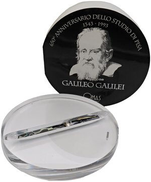 obverse: OMAS Galileo Galilei -Penna Stilografica- Edizione limitata 0872/4692 Oggetto celebrante il seicentocinquantesimo (650°) anniversario dell Università di Pisa. Corpo della penna in celluloide screziata nera e bianca con caricamento a stantuffo. Prodotta nel 1993. Pennino M in oro bicolore 18kt. Penna nuova mai inchiostrata né provata venduta con tutto il suo corredo completo, compresa elegante confezione originale in plexiglas con apertura circolare. Presente anche il certificato e controscatola originale. Purtroppo penna fortemente danneggiata dal tempo e scatola in plexiglas rotta.. n.d.