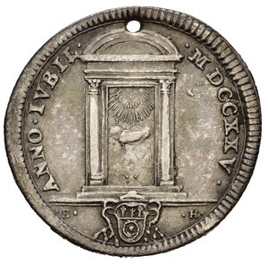 reverse: ROMA. Stato Pontificio. Benedetto XIII (1724-1730). Giulio del Giubileo 1725. Ag (2,92 g). D/ Stemma Orsini. R/ Porta Santa aperta. MIR 2438. RR. Forellino. BB+