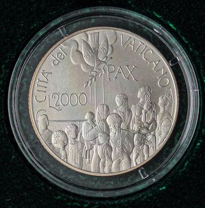 reverse: ZECCHE ITALIANE - ROMA - Giovanni Paolo II (1978-2005) - 2.000 Lire 2001 - Dialogo tra le Culture Mont. 37 bis  AG In confezione. FDC