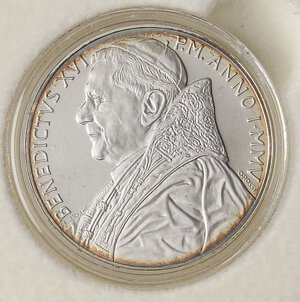 obverse: ZECCHE ITALIANE - ROMA - Benedetto XVI (2005-2013) - 5 Euro 2005 A. I   AG In confezione. FS