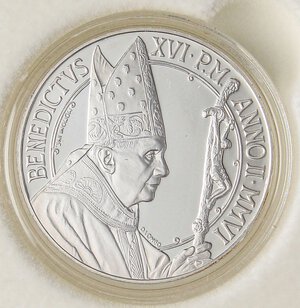 obverse: ZECCHE ITALIANE - ROMA - Benedetto XVI (2005-2013) - 5 Euro 2006 A. II   AG In confezione. FS