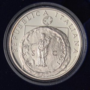 obverse: REPUBBLICA ITALIANA - Repubblica Italiana (monetazione in euro) (2002) - 10 Euro 2005 - Pace e Libertà in Europa   AG In confezione. FS