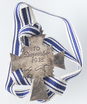 reverse: MEDAGLIE ESTERE - GERMANIA - Terzo Reich (1933-1945) - Croce 1938 - Delle madri tedesche   MA 16 dicembre 1938 e riproduzione dell autografo di Hitler. bello SPL