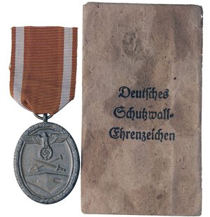 obverse: MEDAGLIE ESTERE - GERMANIA - Terzo Reich (1933-1945) - Medaglia Commemorativo della costruzione del Vallo Atlantico (Normandia)   BR mm 32x39 - Con bustina originale. qFDC