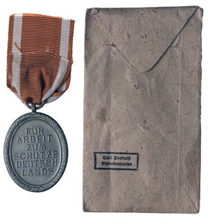 reverse: MEDAGLIE ESTERE - GERMANIA - Terzo Reich (1933-1945) - Medaglia Commemorativo della costruzione del Vallo Atlantico (Normandia)   BR mm 32x39 - Con bustina originale. qFDC