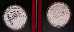 obverse: ESTERE - CANADA - Elisabetta II (1952-2022) - Dollaro 1965 e 1977   AG 2 monete in confezione. FDC