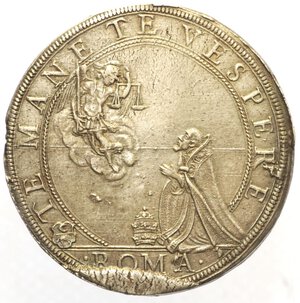 reverse: Urbano VIII (Maffeo Barberini), (1623-1644). ROMA Piastra 1643 a. XX. Ar gr. 31,79 Diritto. Busto a d., con piviale ornato da fiorami e chiuso da fibbia con il Volto Santo. Rovescio. Il Pontefice, genuflesso a s., prega S. Michele seduto sulle nubi; all esergo, ROMA. CNI 537; Munt. 33. R. Bellissimo esemplare AG 31,79 g. SPL