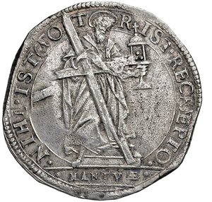 obverse: MANTOVA - Assedio Austro-Spagnolo (1629-1630) - Scudo ossidionale
Argento - 25,99 gr.
Diritto: Sant Andrea nimbato stante di fronte regge una croce con la mano destra e tiene una pisside con la sinistra - Rovescio: crogiuolo con le verghe d oro sulle fiamme.
MIR 660/1  Molto rara
Usuali screpolature di conio, ma esemplare di buona qualità per questa tipologia monetale.
q.SPL

Nel maggio del 1629 Luigi XIII di Francia, senza dichiarare formalmente guerra alla Spagna, sconfinò in Italia sconfiggendo Carlo Emanuele I presso il colle del Monginevro, liberando Casale dall assedio ed occupando la fortezza di Pinerolo, imponendo così ai Savoia, con il trattato di Susa, di astenersi dalle ostilità contro il ducato di Mantova.
L intervento diretto dei francesi contro un alleato provocò la reazione immediata dell Impero asburgico che inviò una spedizione punitiva in Italia: approfittando del rientro in patria di Luigi XIII, nel settembre del 1629 l esercito imperiale, sotto il comando di Rambaldo XIII di Collalto, scese nella penisola attraverso la Valtellina, cingendo d assedio Mantova, che resistette all attacco e costrinse gli imperiali alla ritirata nel marzo 1630.
La seconda offensiva ebbe inizio a giugno con l assedio delle truppe al comando di Mattia Galasso e Johann von Aldringen.
La città resistette a vari assalti, per circa un mese, malgrado fosse già colpita dalla peste. Nella notte tra il 17 e il 18 luglio un reparto di Rodolfo di Colloredo occupò di sorpresa la porta San Giorgio e le truppe imperiali in attesa penetrarono nell Urbe. Il duca di Mantova e la famiglia furono costretti ad abbandonare la città mentre la reggia dei Gonzaga, Palazzo Ducale, venne spogliata di tutti i tesori artistici che la dinastia aveva accumulato nel tempo. Tristemente famoso è rimasto lo spoglio della biblioteca che era considerata una delle più ricche d Italia.
Le monete emesse durante l assedio vennero presumibilmente coniate a partire dall agosto del 1629. Gli autori non concordano su quali debbano effettivamente essere considerate ossidionali: studi recenti affermano che sia lo scudo del fiore, che la serie dello scudo con Sant Andrea siano in realtà state coniate prima dell assedio, e che durante il periodo ossidionale siano solamente state modificate la legende, inserendo la dicitura  IN BELLO  sul talaro del fiore e  MAN OBSES  sullo scudo con Sant Andrea.