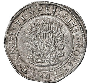 reverse: MANTOVA - Assedio Austro-Spagnolo (1629-1630) - Scudo ossidionale
Argento - 25,99 gr.
Diritto: Sant Andrea nimbato stante di fronte regge una croce con la mano destra e tiene una pisside con la sinistra - Rovescio: crogiuolo con le verghe d oro sulle fiamme.
MIR 660/1  Molto rara
Usuali screpolature di conio, ma esemplare di buona qualità per questa tipologia monetale.
q.SPL

Nel maggio del 1629 Luigi XIII di Francia, senza dichiarare formalmente guerra alla Spagna, sconfinò in Italia sconfiggendo Carlo Emanuele I presso il colle del Monginevro, liberando Casale dall assedio ed occupando la fortezza di Pinerolo, imponendo così ai Savoia, con il trattato di Susa, di astenersi dalle ostilità contro il ducato di Mantova.
L intervento diretto dei francesi contro un alleato provocò la reazione immediata dell Impero asburgico che inviò una spedizione punitiva in Italia: approfittando del rientro in patria di Luigi XIII, nel settembre del 1629 l esercito imperiale, sotto il comando di Rambaldo XIII di Collalto, scese nella penisola attraverso la Valtellina, cingendo d assedio Mantova, che resistette all attacco e costrinse gli imperiali alla ritirata nel marzo 1630.
La seconda offensiva ebbe inizio a giugno con l assedio delle truppe al comando di Mattia Galasso e Johann von Aldringen.
La città resistette a vari assalti, per circa un mese, malgrado fosse già colpita dalla peste. Nella notte tra il 17 e il 18 luglio un reparto di Rodolfo di Colloredo occupò di sorpresa la porta San Giorgio e le truppe imperiali in attesa penetrarono nell Urbe. Il duca di Mantova e la famiglia furono costretti ad abbandonare la città mentre la reggia dei Gonzaga, Palazzo Ducale, venne spogliata di tutti i tesori artistici che la dinastia aveva accumulato nel tempo. Tristemente famoso è rimasto lo spoglio della biblioteca che era considerata una delle più ricche d Italia.
Le monete emesse durante l assedio vennero presumibilmente coniate a partire dall agosto del 1629. Gli autori non concordano su quali debbano effettivamente essere considerate ossidionali: studi recenti affermano che sia lo scudo del fiore, che la serie dello scudo con Sant Andrea siano in realtà state coniate prima dell assedio, e che durante il periodo ossidionale siano solamente state modificate la legende, inserendo la dicitura  IN BELLO  sul talaro del fiore e  MAN OBSES  sullo scudo con Sant Andrea.